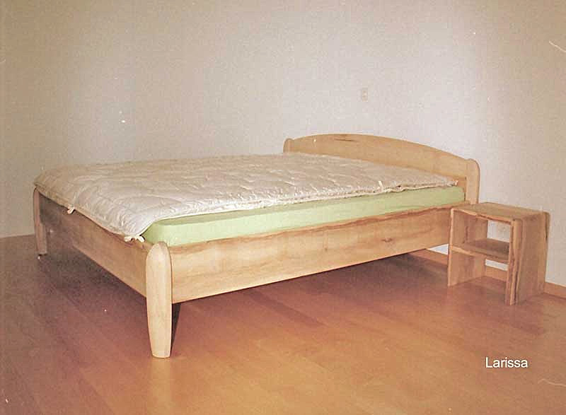 Larissa, mit speziellen Bettpfosten, Nachttischli Domus