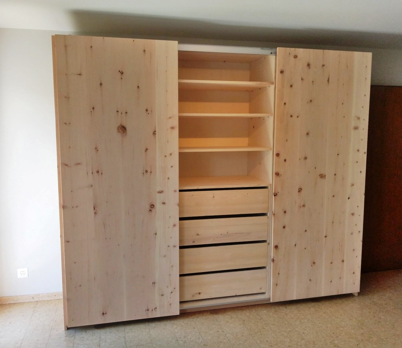 Schiebetürschrank 3-türig aus Arve / (Zirbelkiefer) , innen Tanne naturbelassen