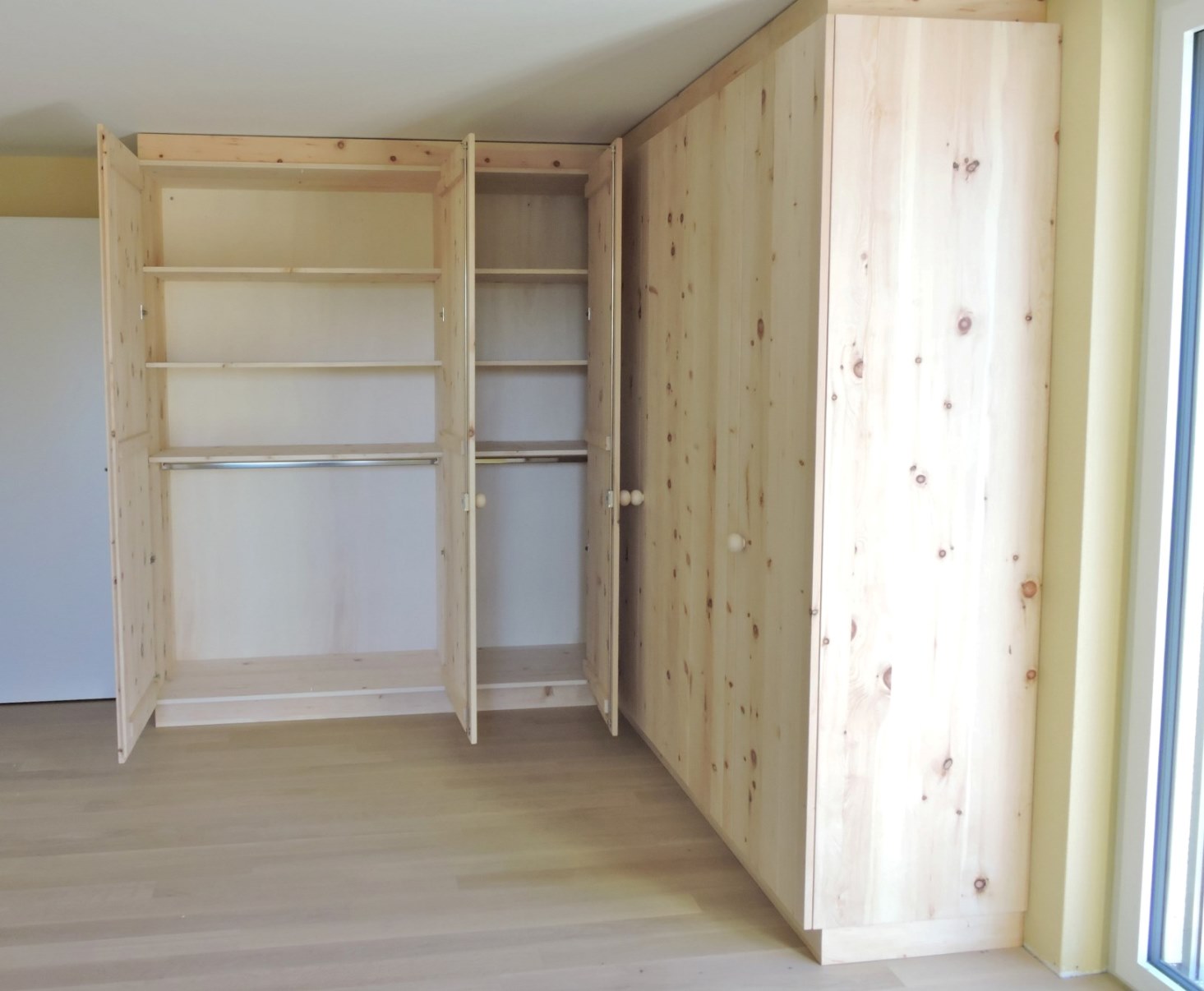 Einbau-Eckschrank in Arve naturbelassen, innen
