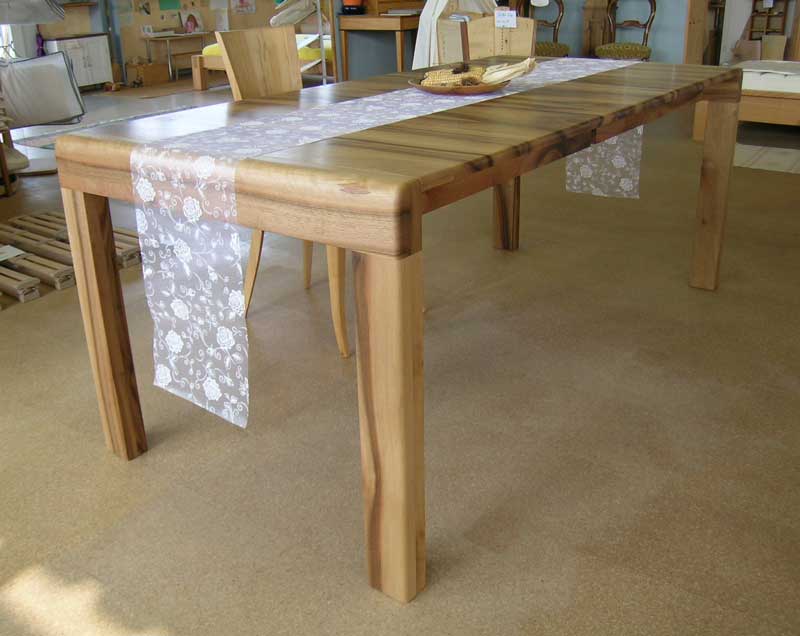 Tisch Xenia mit weichen Kanten, Nussbaum Querholz